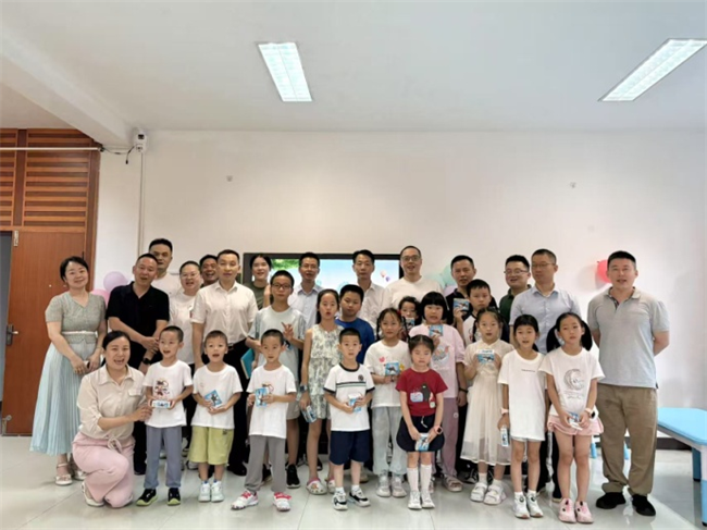 图为活动合影